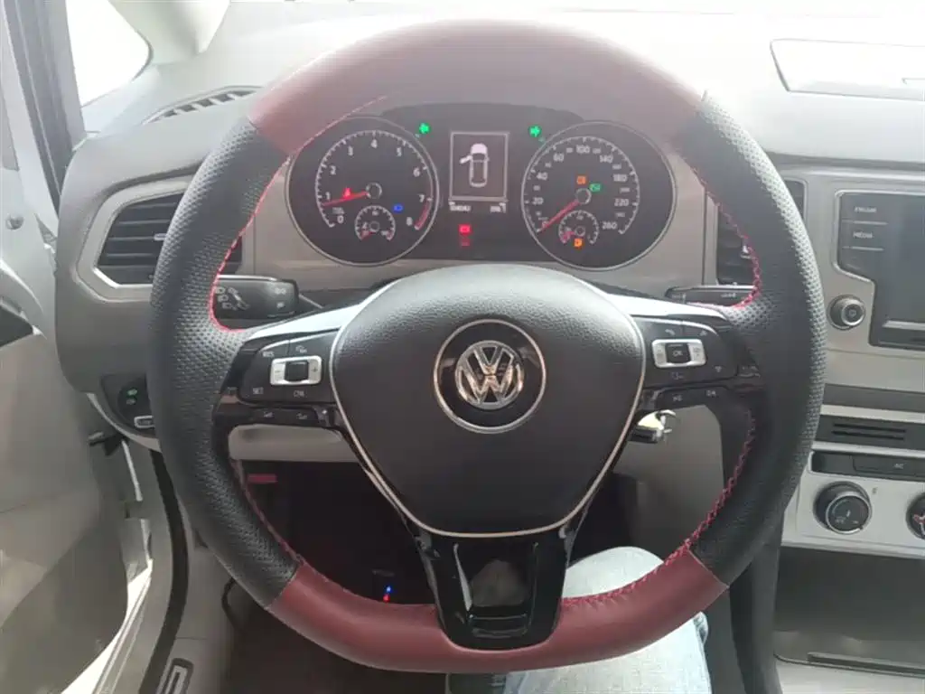 Volkswagen Golf Sportsvan 2016 230TSI Automatic Progressive фото 11