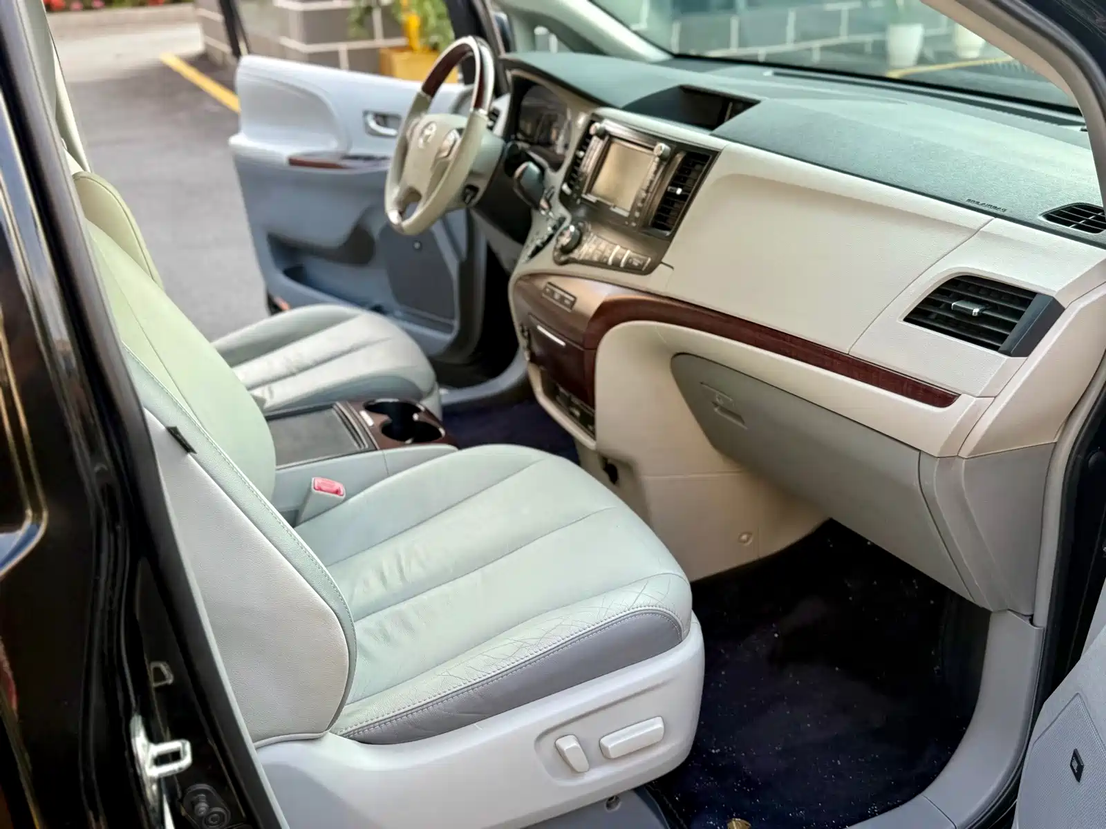 Photo 21 - Toyota Sienna