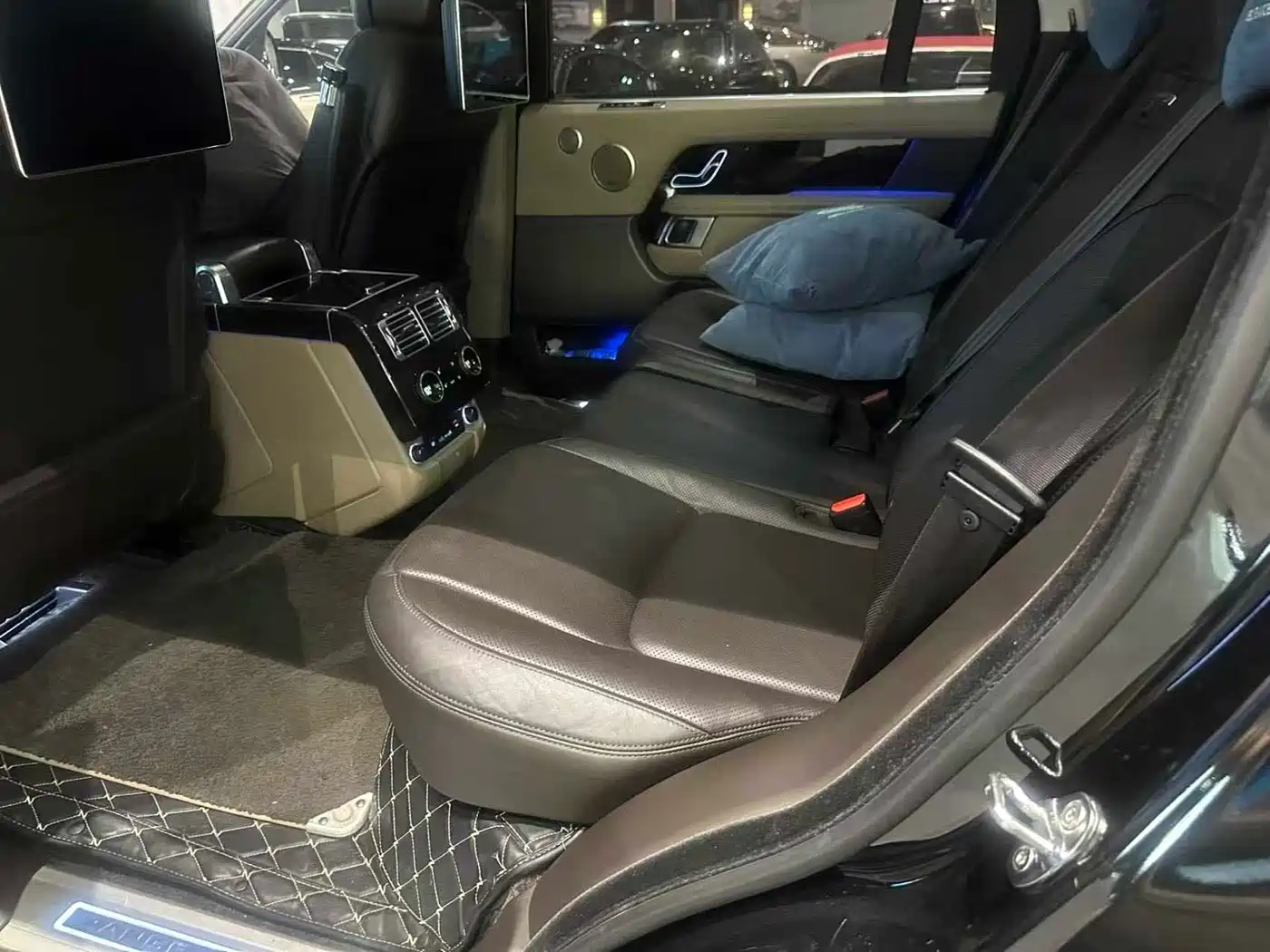 Land Rover Range Rover 2020 3.0 L6 Heritage Extended Edition фото 5