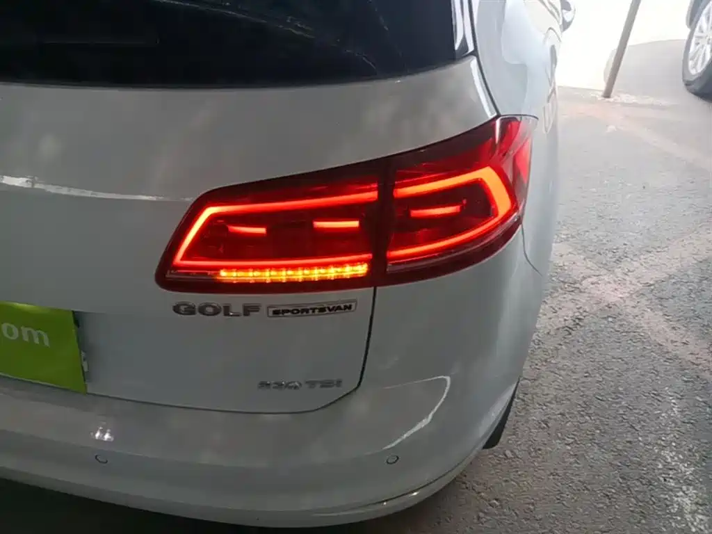 Volkswagen Golf Sportsvan 2016 230TSI Automatic Progressive фото 8