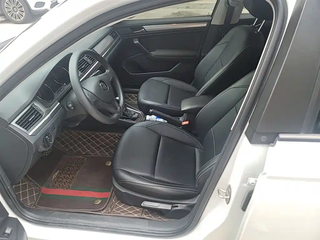 VOLKSWAGEN BORA
