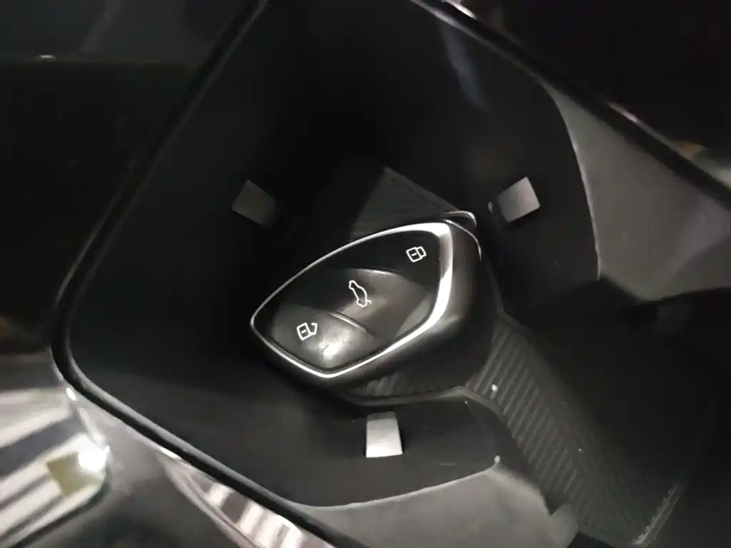 Фото 9 - Roewe Ei5