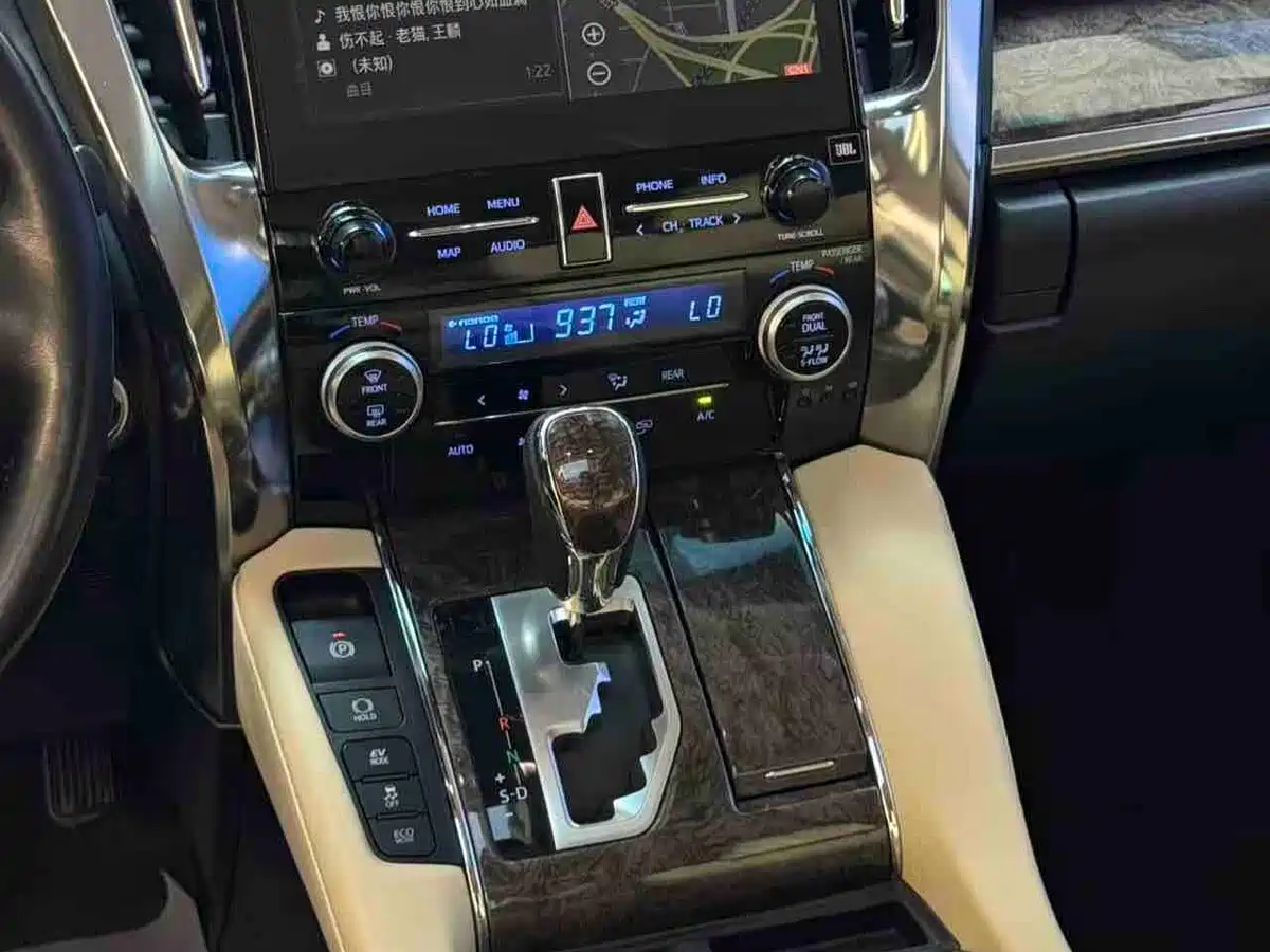 Фото 13 - Toyota Vellfire