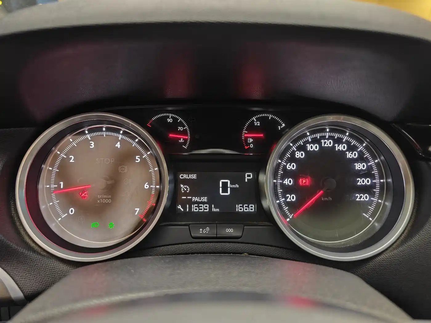 Peugeot 408 2015 Model 1.2T Automatic Luxury Edition фото 35