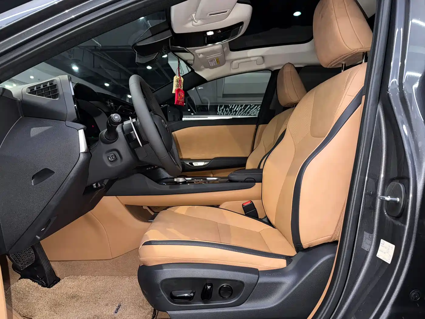 Lexus RZ 2023 450e 4WD Deluxe фото 11
