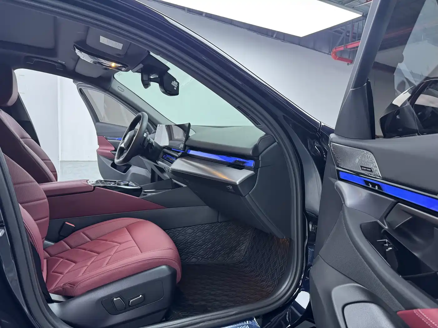 BMW 5 Series 2025 530Li Leading M Sport Package фото 18