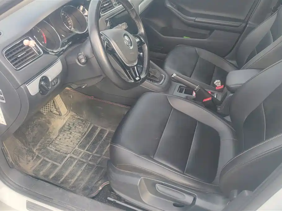 Volkswagen Sagitar 2015 1.6L Automatic Comfort фото 9