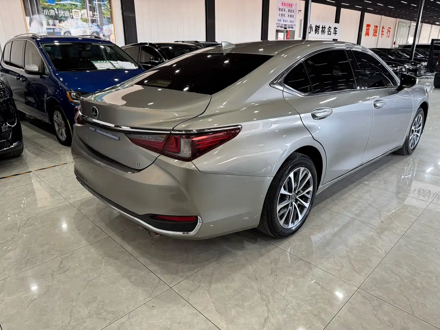 Lexus ES 2023 200 Excellence Edition фото 14