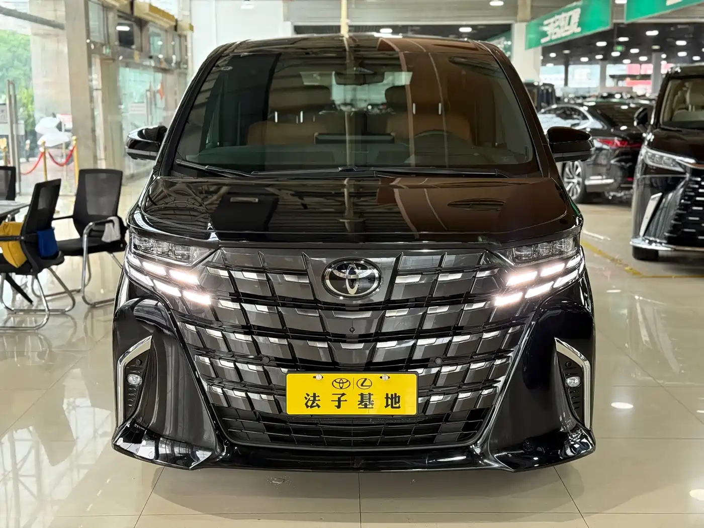 Toyota Alphard 2025 Hybrid 2.5L Ultimate Gold Edition фото 2