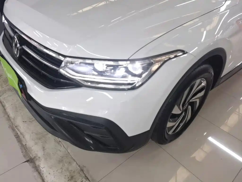 Фото 24 - Volkswagen Tiguan L