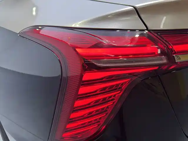 Фото 16 - Hongqi H5