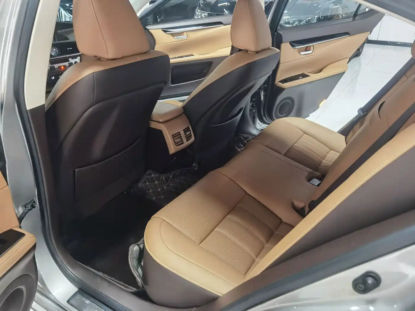 Фото 8 - Lexus ES