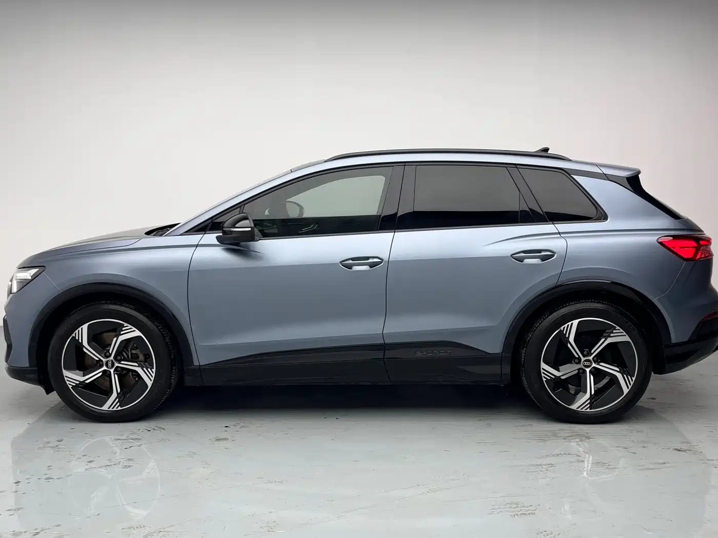 Audi Q4 e-tron 2022 40 e-tron First Edition фото 12