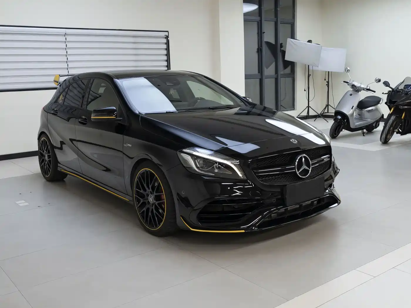 Mercedes-Benz A-Class AMG (Import) 2017 Model AMG A 45 4MATIC Night Thunder Limited Edition фото 15