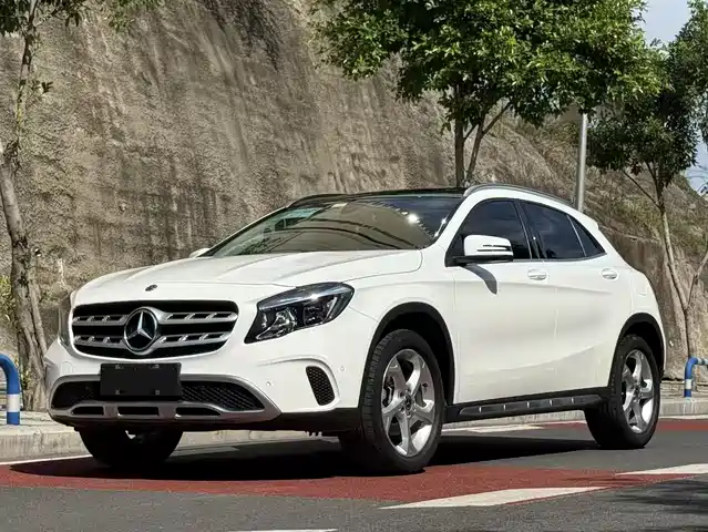 MERCEDES-BENZ GLA