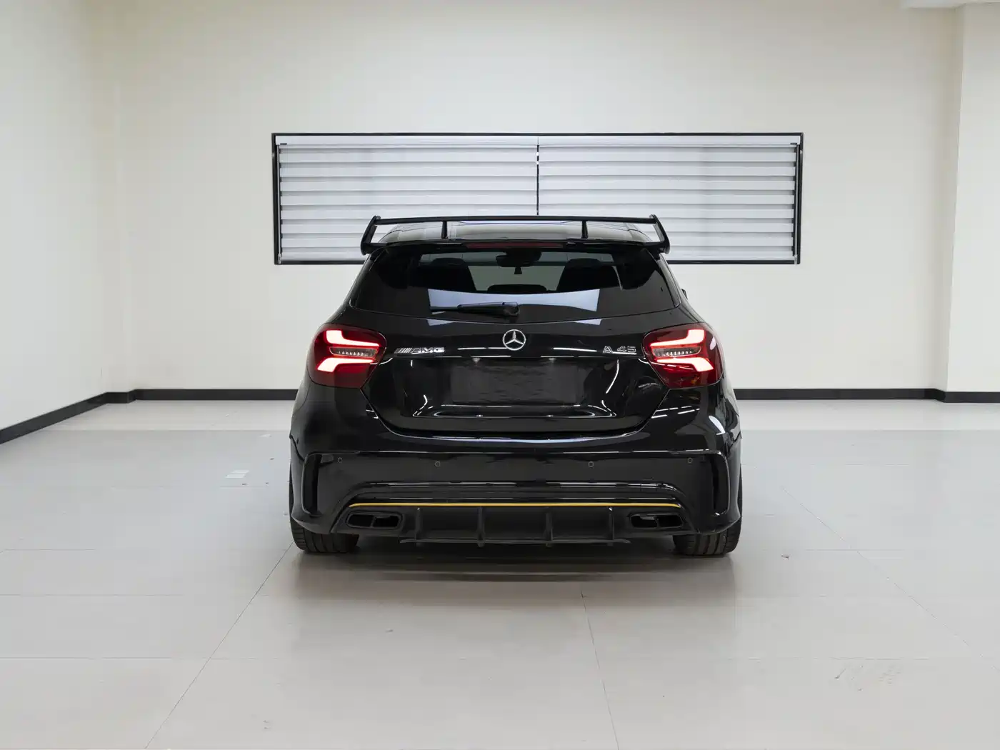 Mercedes-Benz A-Class AMG (Import) 2017 Model AMG A 45 4MATIC Night Thunder Limited Edition фото 4