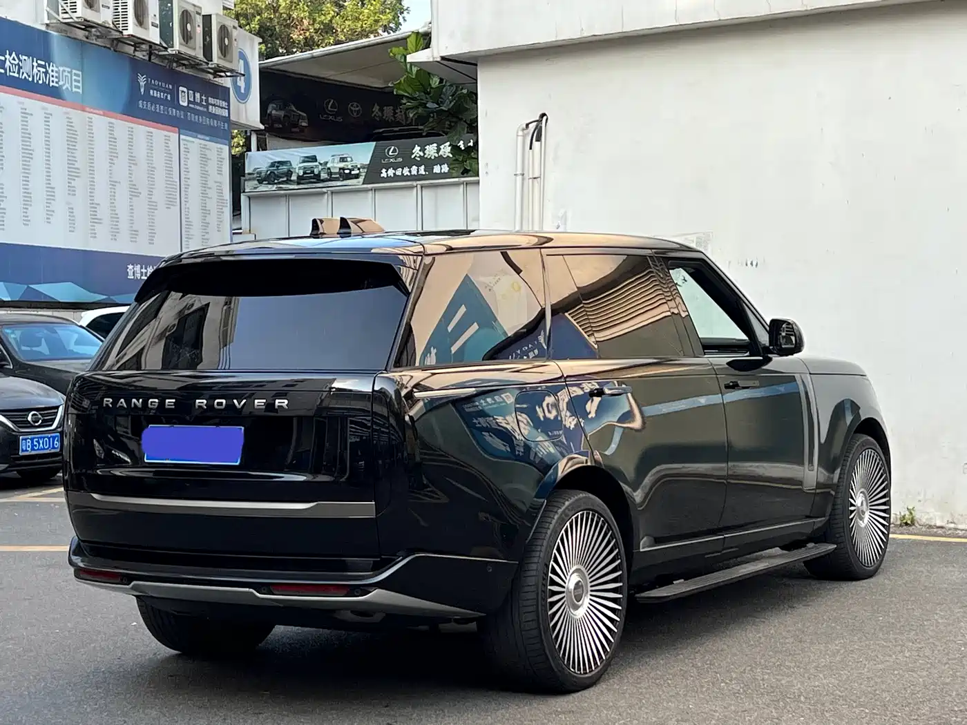 Land Rover Range Rover 2023 3.0 L6 400PS Golden Age 7-Seater Long Wheelbase фото 9