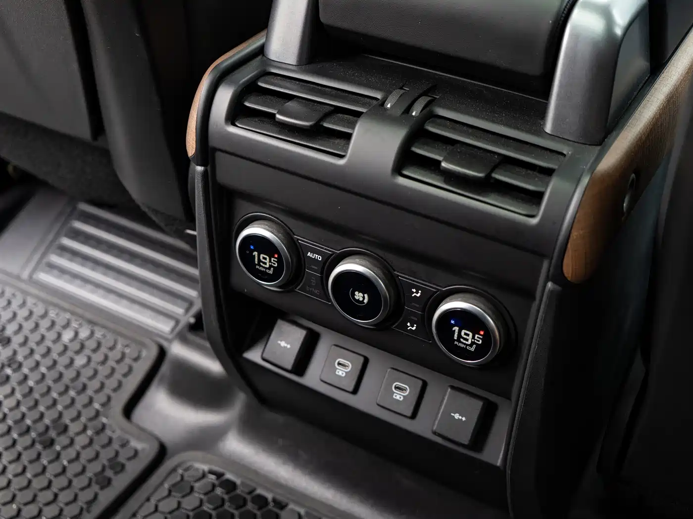 Land Rover Defender 2021 110 P400 Dark Special Edition фото 18
