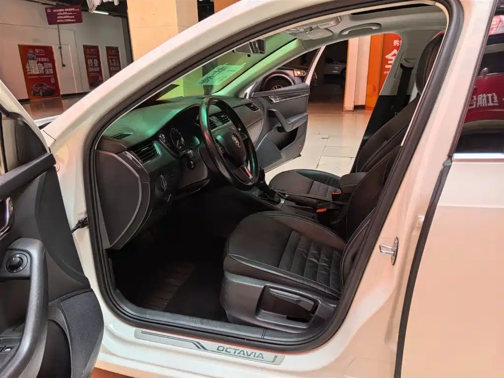 Škoda Octavia 2016 1.6L Automatic Smart Edition фото 5