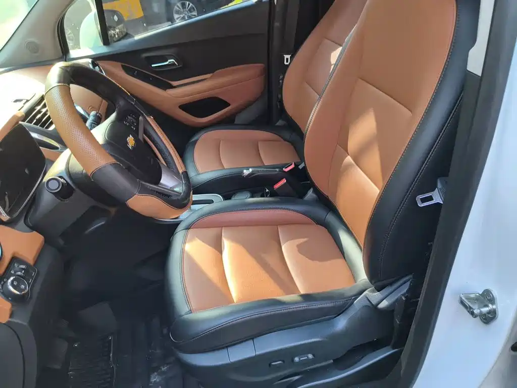 Photo 11 - Chevrolet Trax