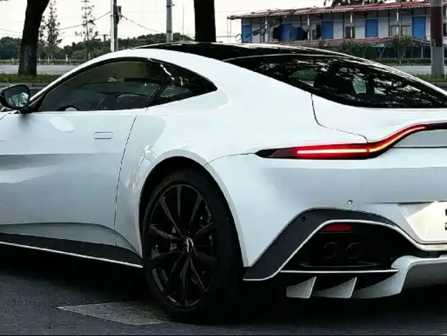 Фото 2 - Aston Martin Vantage