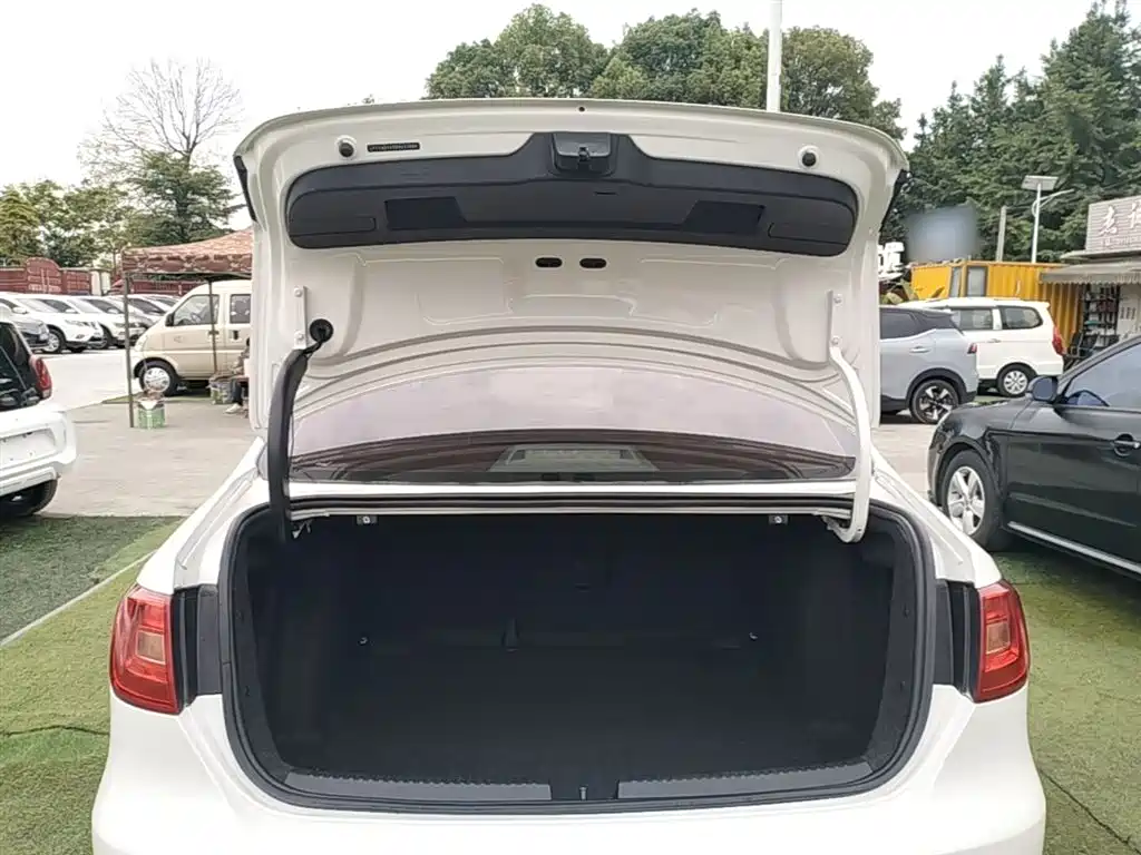 Volkswagen Sagitar 2014 1.6L Automatic Comfort фото 18