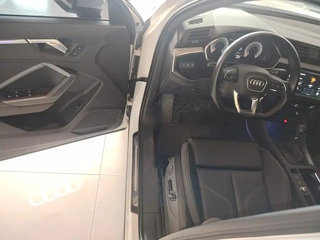 Audi Q3 2025 2024 35 TFSI Progressive Sport