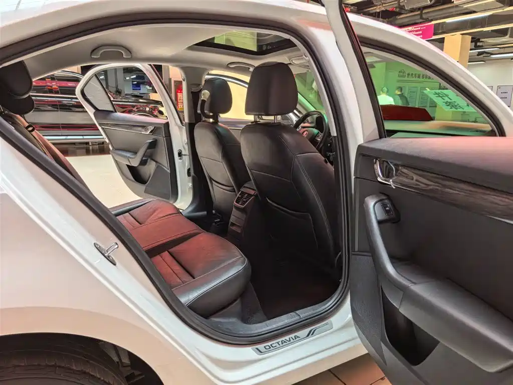 Škoda Octavia 2016 1.6L Automatic Smart Edition фото 8