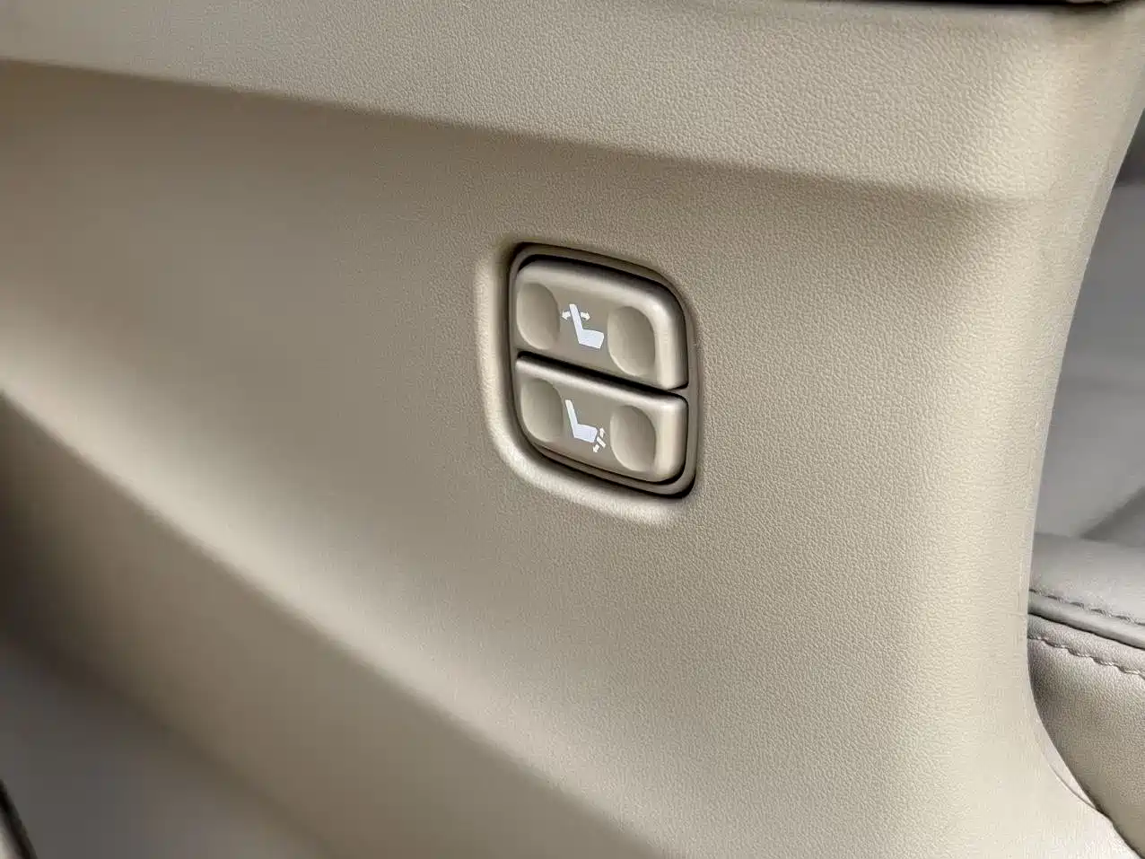 Toyota Alphard 2012 2.4L Luxury Edition фото 24
