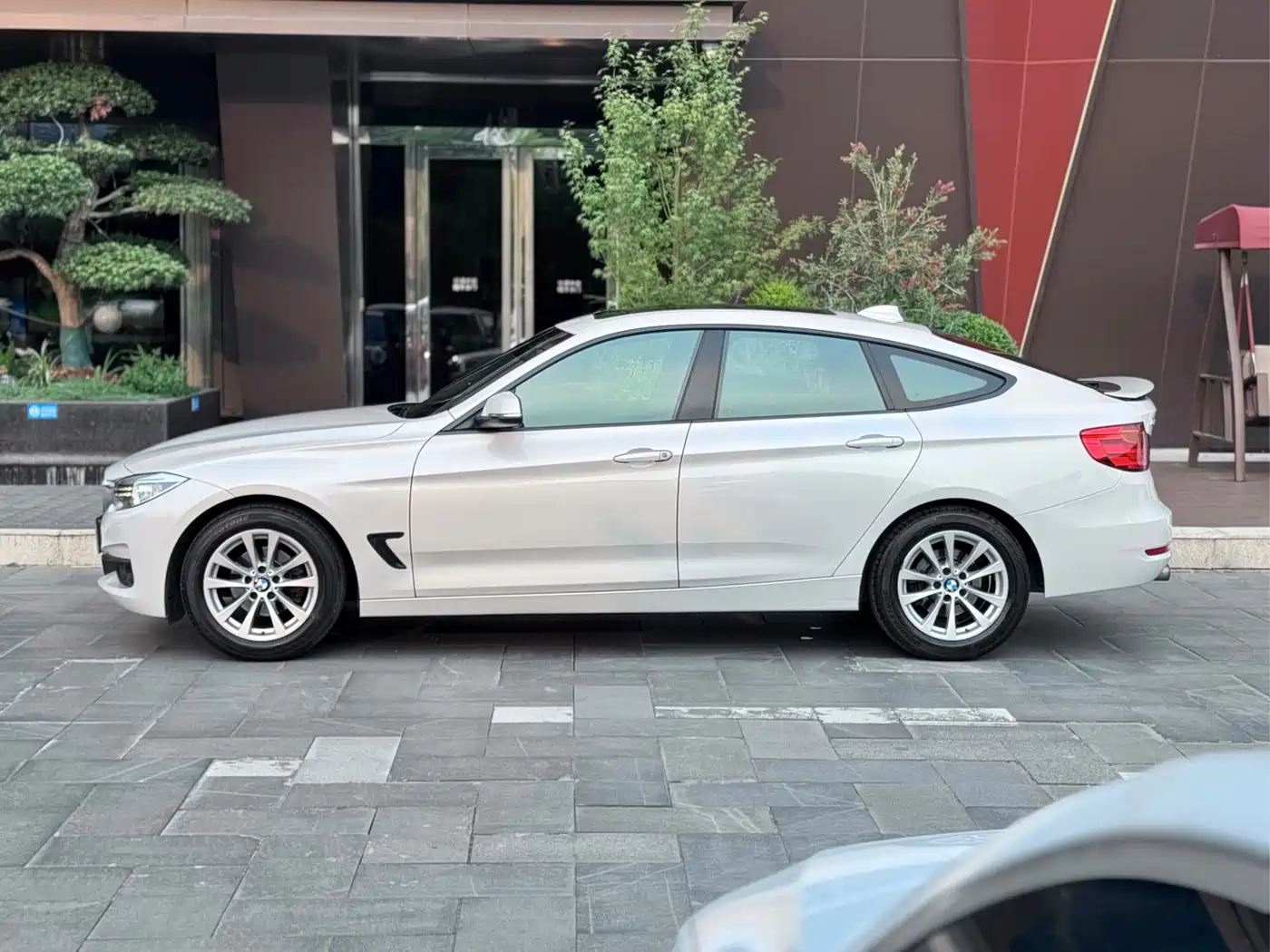 BMW 3 Series GT 2013 Model 320i Leading фото 3