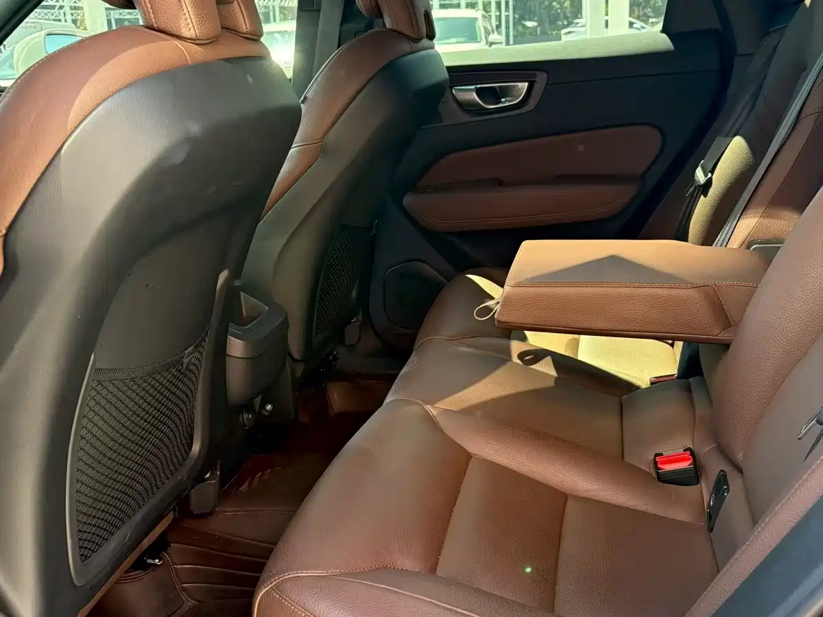 Фото 9 - Volvo XC60