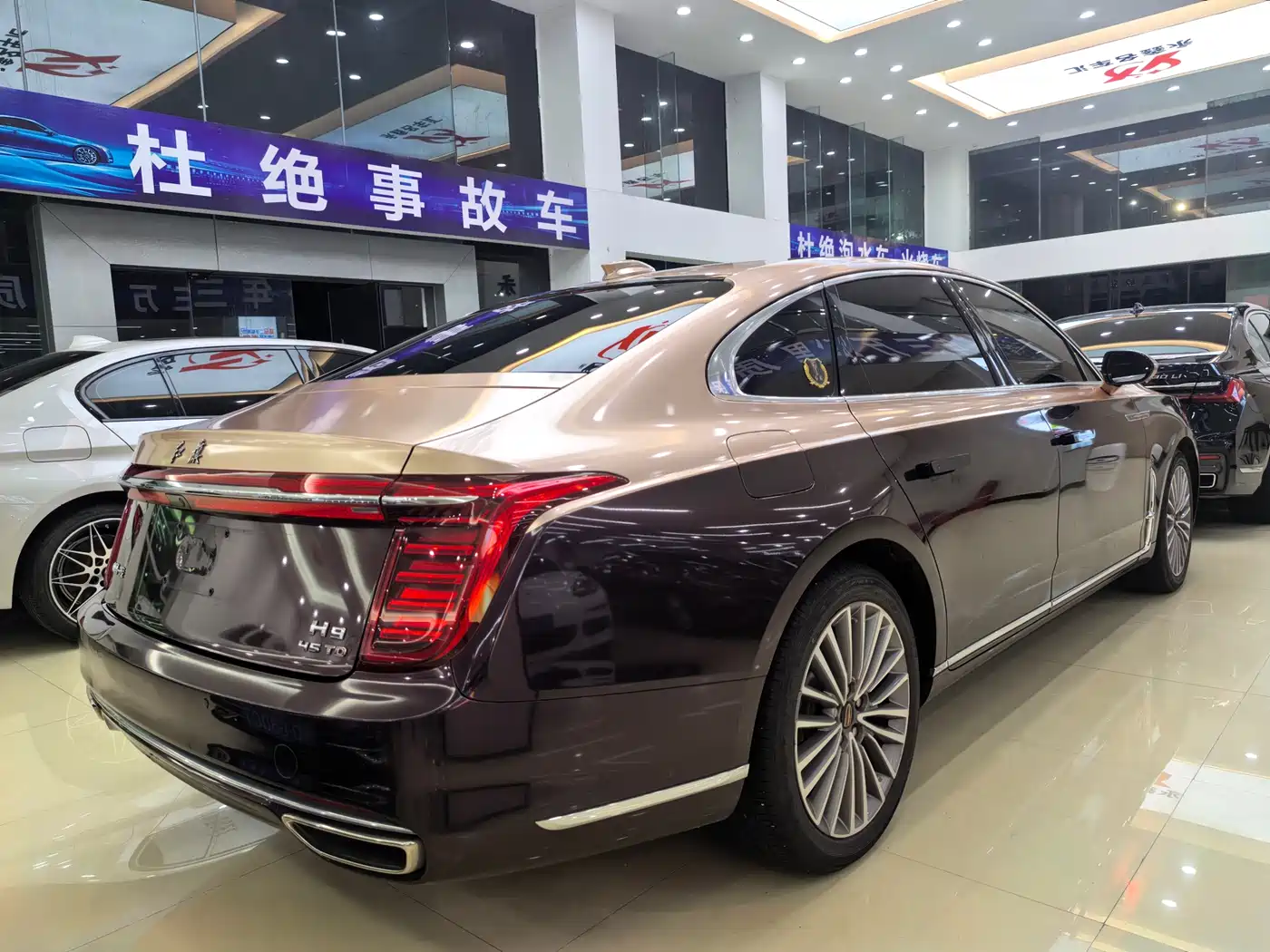 Hongqi H9 2022 2.0T Smart Connect Flag Enjoy Edition фото 5