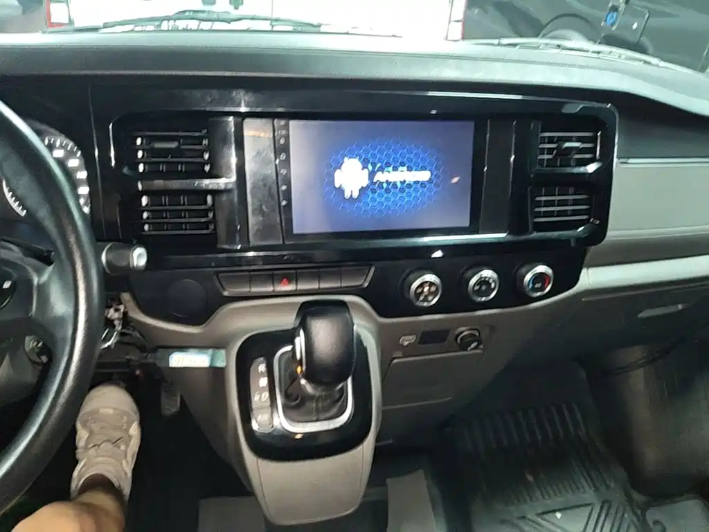 Ford New Generation Transit 2021 2021 Model 2.2T Automatic Logistics Vehicle Pro Long Wheelbase 7-Seat Medium Roof China VI
