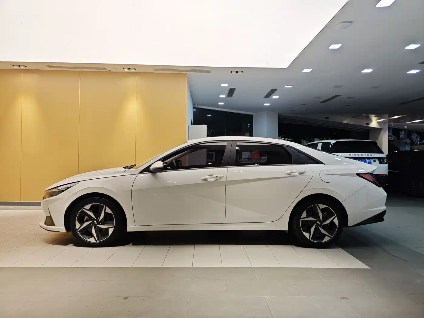 Hyundai Elantra 2021 1.5L CVT LUX Premium Edition фото 7