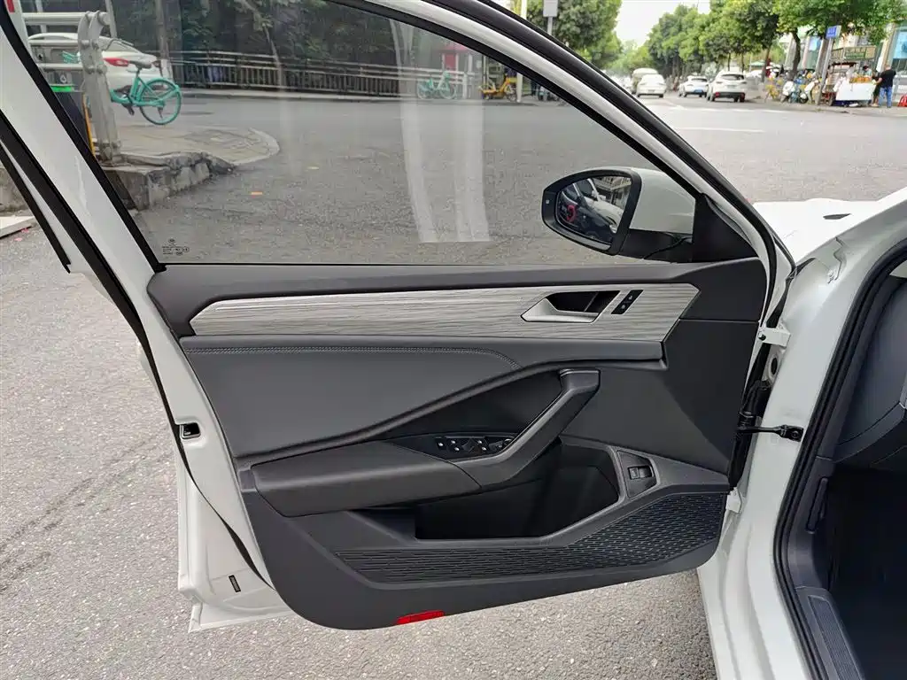 Volkswagen Sagitar 2025 300TSI DSG Surpass Edition фото 6