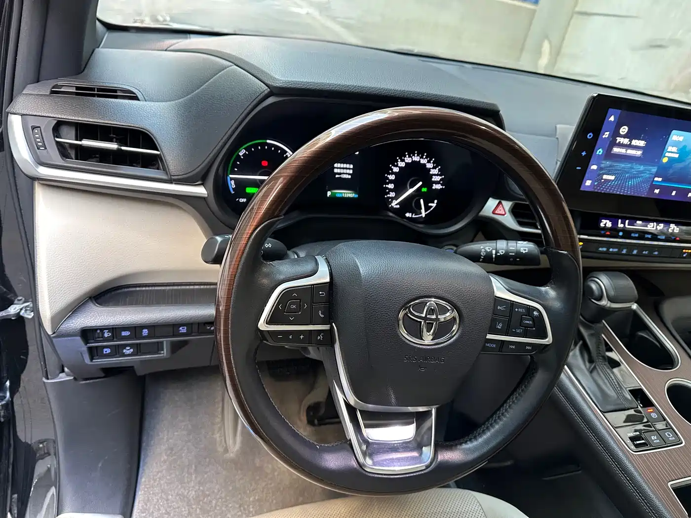 Toyota Granvia 2023 2.5L Hybrid Luxury Edition фото 7