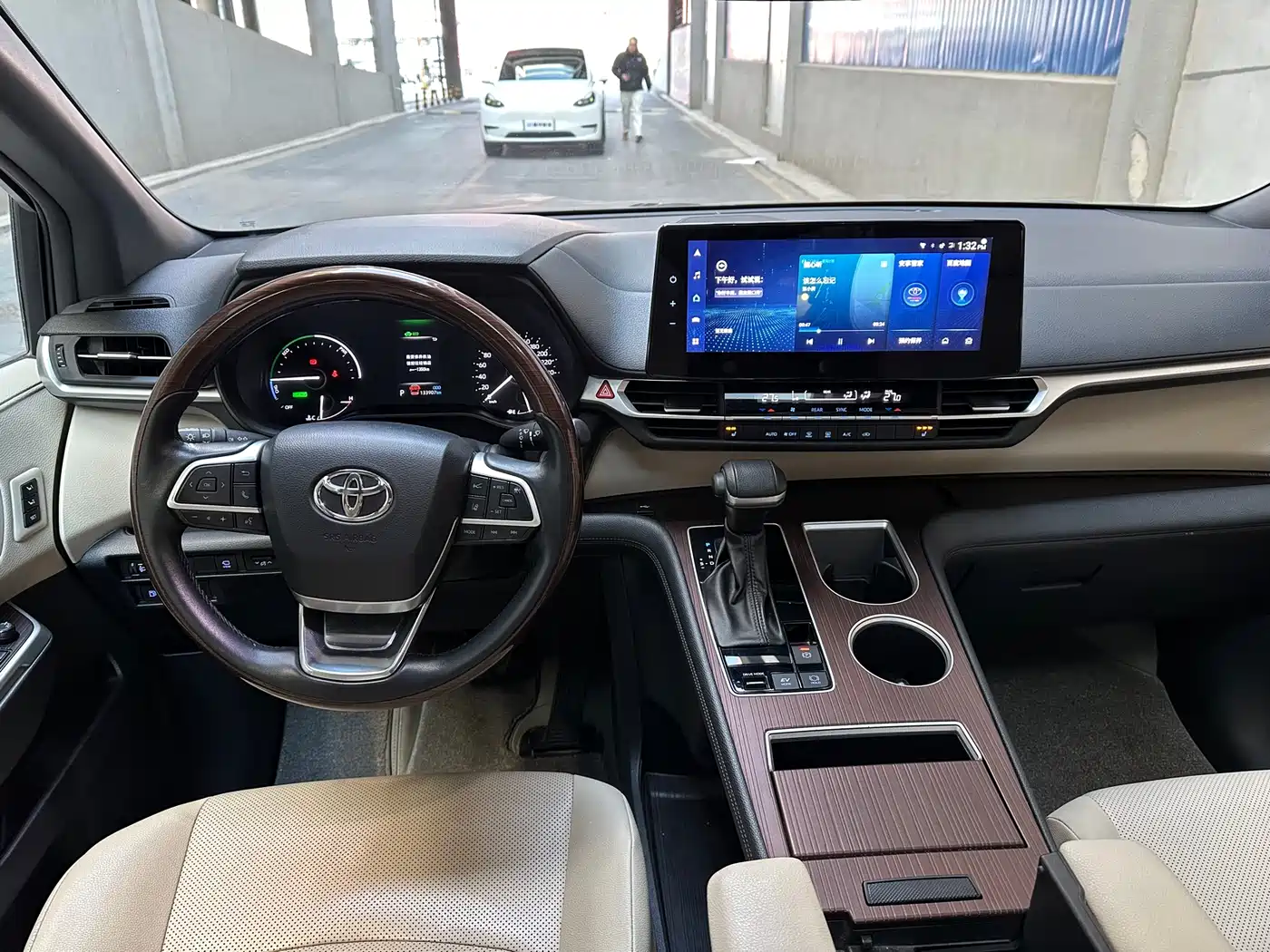 Toyota Granvia 2023 2.5L Hybrid Luxury Edition фото 11