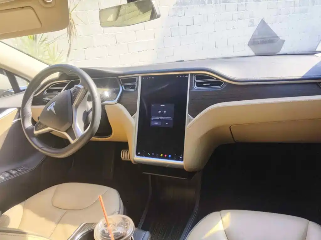 Фото 12 - Tesla Model S