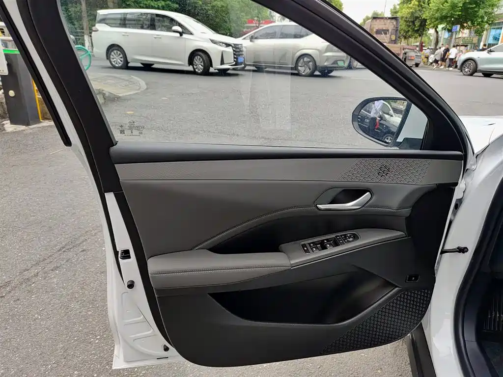 BYD Qin PLUS 2025 DM-i Smart Drive 55KM Leader фото 6