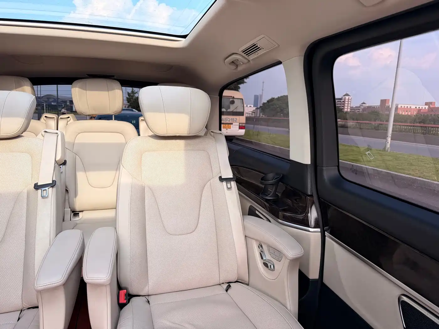 Mercedes-Benz V-Class 2018 V 260 L Premium Long Wheelbase Edition China VI фото 6