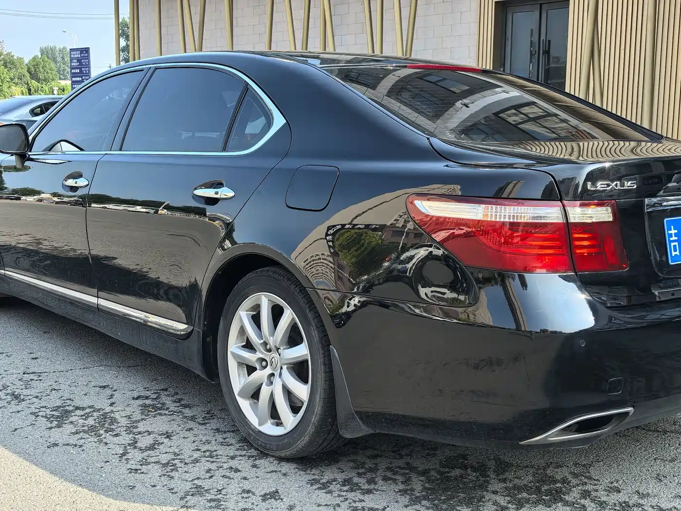 Photo 9 - Lexus LS