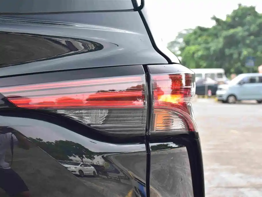 Toyota Granvia 2023 2022 2.5L Hybrid Premium Edition