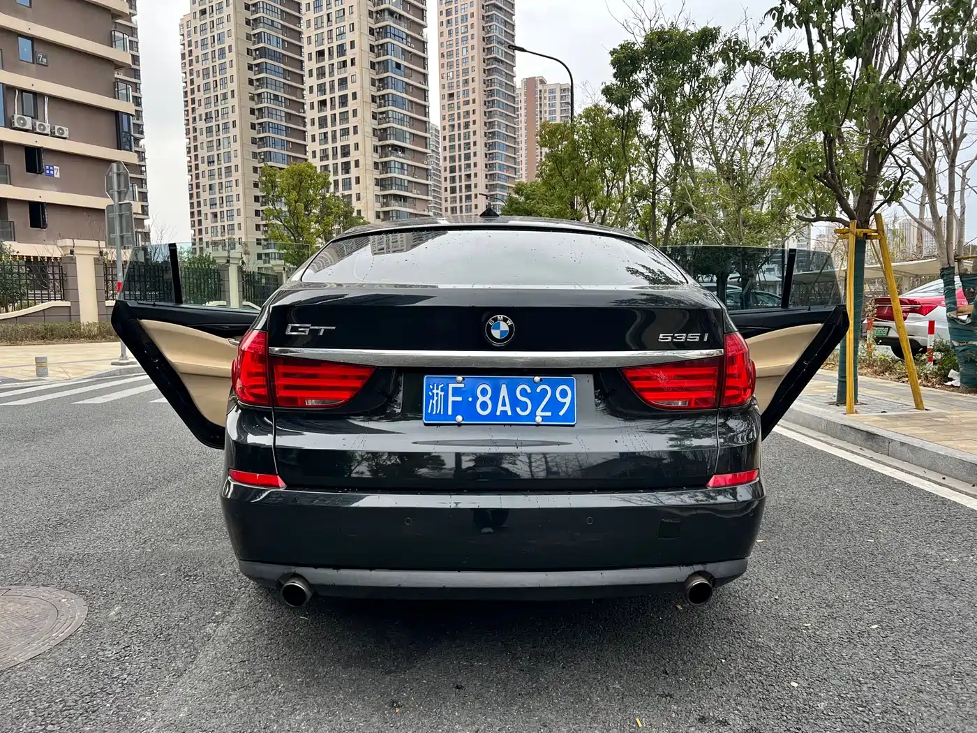 BMW 5 Series GT 2011 535i xDrive Luxury Model фото 17