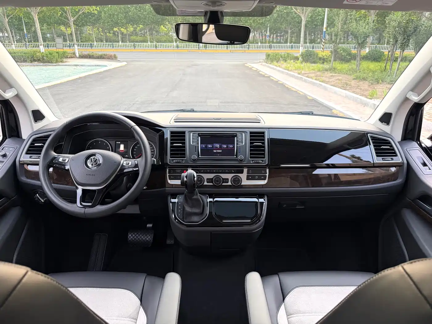 Volkswagen Multivan 2019 2.0TSI 4WD Premium 7-seater фото 7