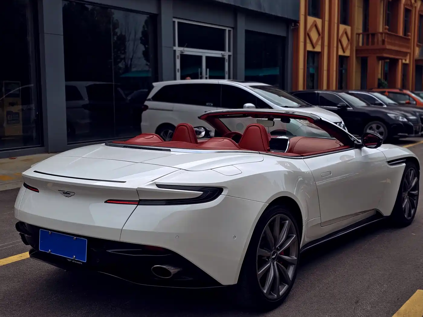 Фото 3 - Aston Martin DB11