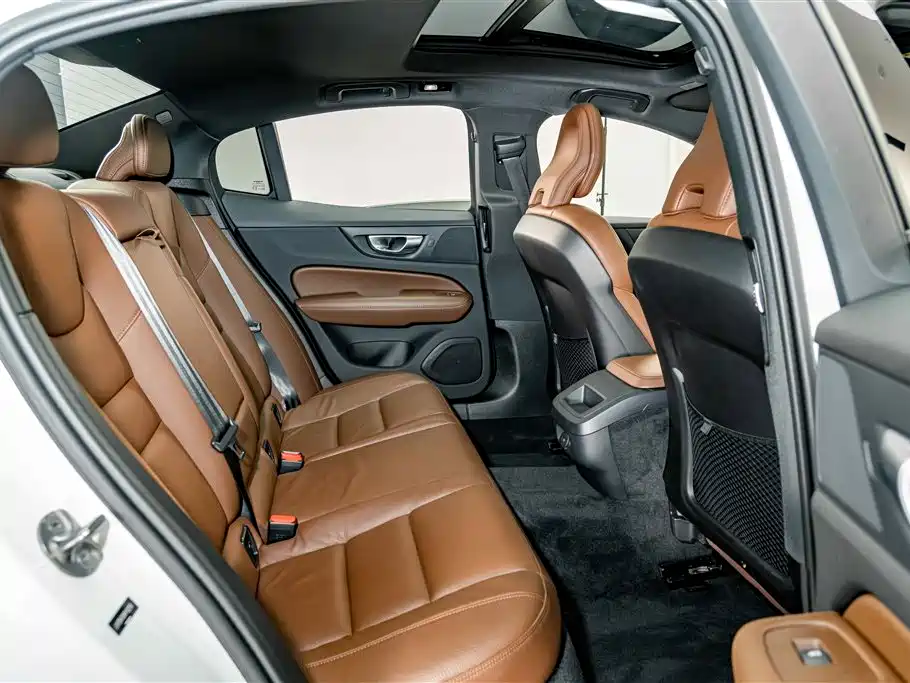 Фото 20 - Volvo S60