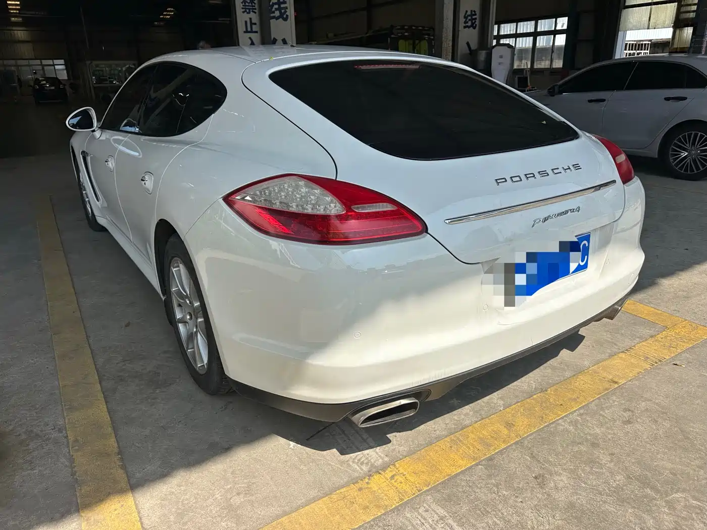Porsche Panamera 2011 2010 Panamera 4 3.6L