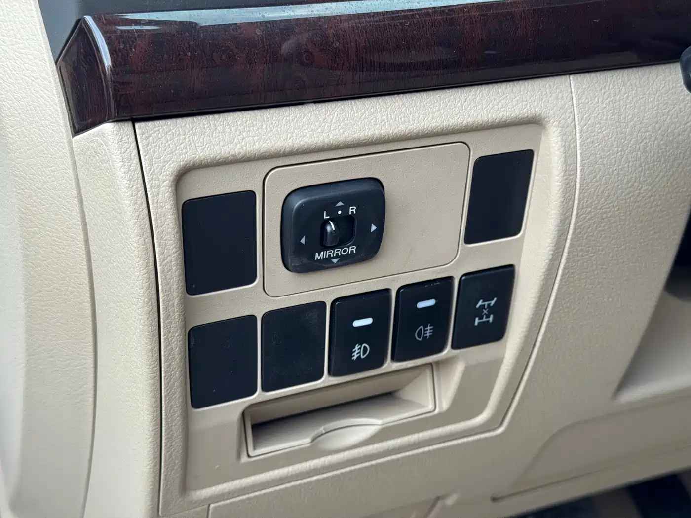 Toyota Land Cruiser (Import) 2015 4.0L V6 Middle East Low Configuration Edition фото 9