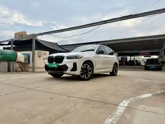 BMW iX3 2025