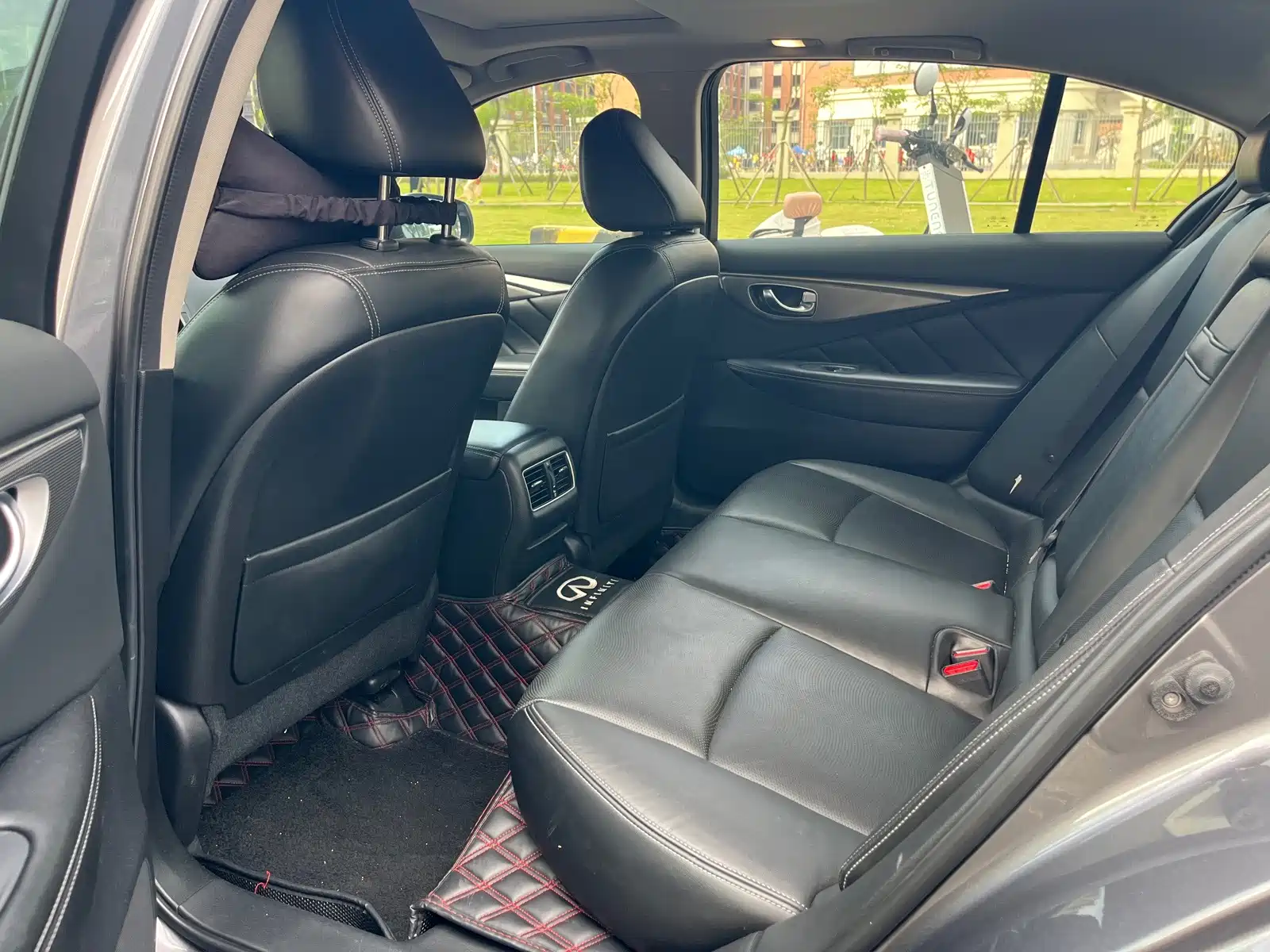 Photo 8 - Infiniti Q50L